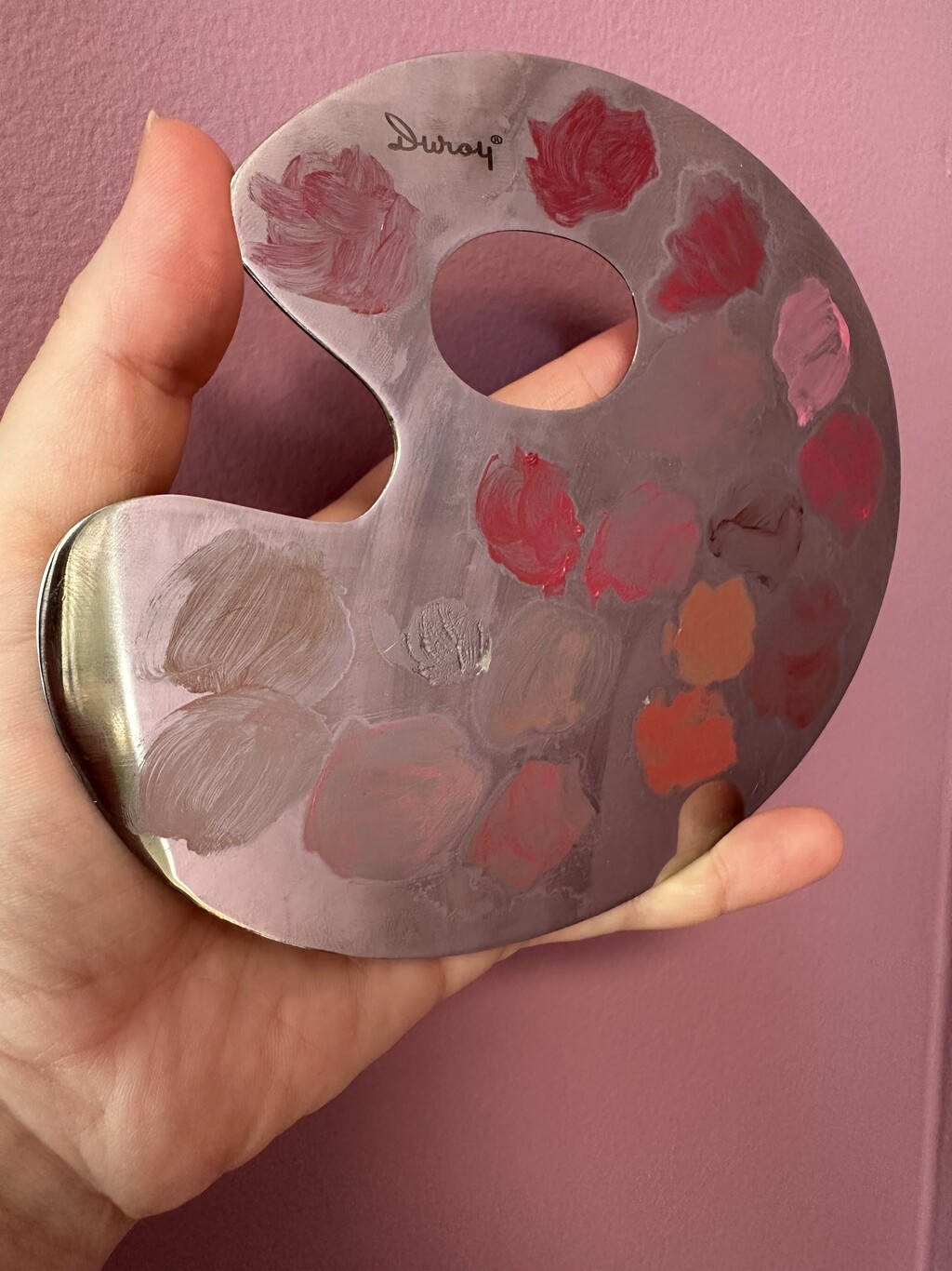 Kuvassa lähikuvassa meikkipöydällä kasa ja valikoima erilaisia meikkituotteita.