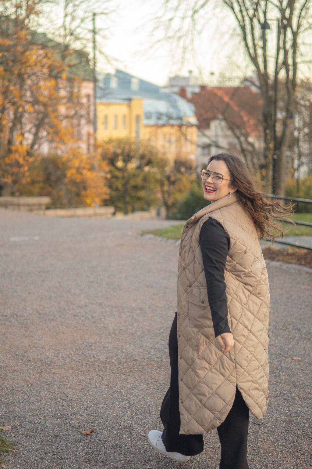 Turun Puolalanmäellä nainen, Hehkut yrityksen Leena, kävelee reippaasti kävelytietä eteenpäin katsoen taaksepäin kameraan, iloisesti hymyillen.