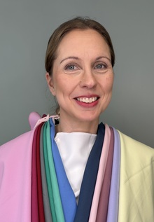 Kuvassa värianalyysikankaita henkareissa roikkumassa. Kuva otettu värianalyysipaikassa Liedossa.